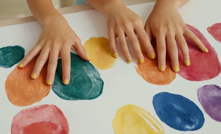 Kreative Ideen für 4 Mädchen: Fingerfarben für unvergessliche Kunstprojekte