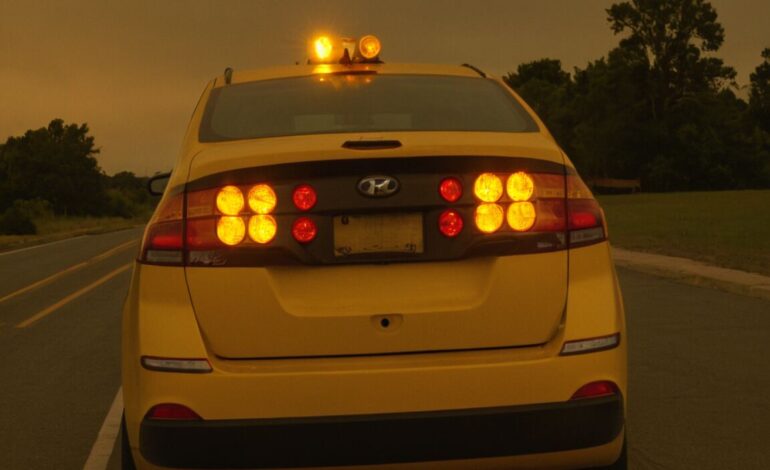 Wovor kann gelbes Blinklicht auf einem Fahrzeug warnen? Die wichtigsten Hinweise für Verkehrsteilnehmer