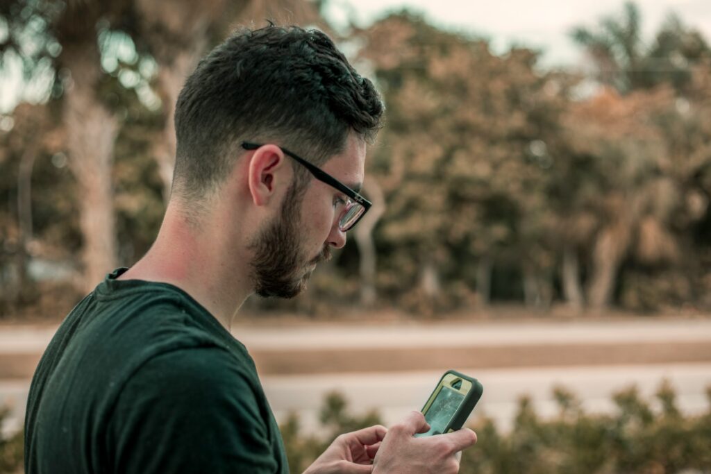 Ein Mann, die dank der eSIM-Technologie auch auf Reisen auf ihre Lieblings-Online-Casinospiele zugreifen kann.